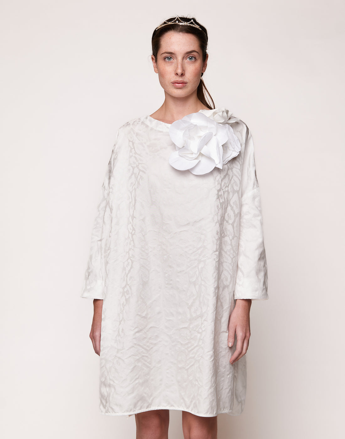 DOUUOD Abito Ampio a Sacchetto in Taffetas Jacquard Maculato Off White